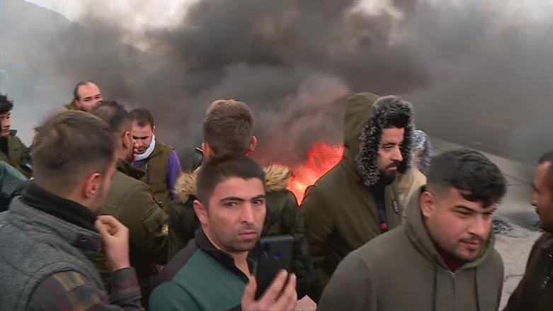 Makhmour residents protesting against the Iraqi Army checkpoint on the main road between Erbil and Makhmour district, Jan. 11, 2022. (Photo: Kurdistan 24)